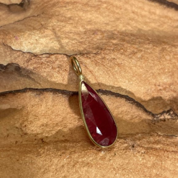 1.3CT Natural Vivid Fuscia Tourmaline Pear Shape 14K Yellow Gold Charm 14x6mm - Picture 1 of 3